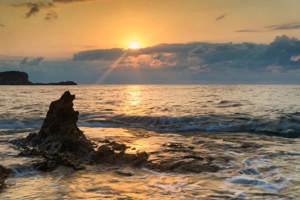 Sunrise over rocky coastline on Meditarranean Sea landscape in S — Stock Photo, Image