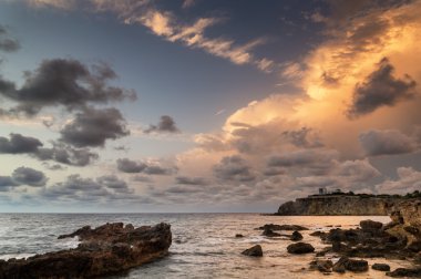 meditarranean deniz manzara s üzerinde kayalık sahil şeridi üzerinde gündoğumu
