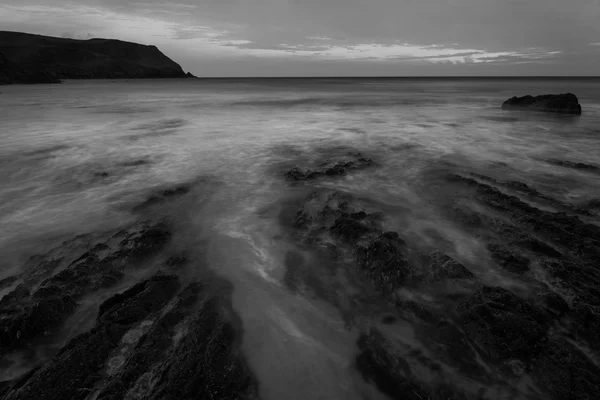 Umut cove günbatımı manzara deniz manzarası kayalık sahil şeridi ve lon — Stok fotoğraf