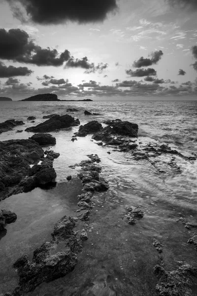 Meditarranean deniz manzara s üzerinde kayalık sahil şeridi üzerinde gündoğumu — Stok fotoğraf
