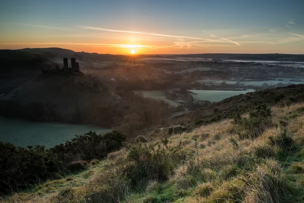 Middeleeuwse kasteelruïne met mistige landschap bij zonsopgang — Stockfoto