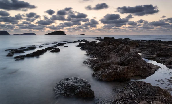 Sunrise over rocky coastline on Meditarranean Sea landscape in S — Stock Photo, Image