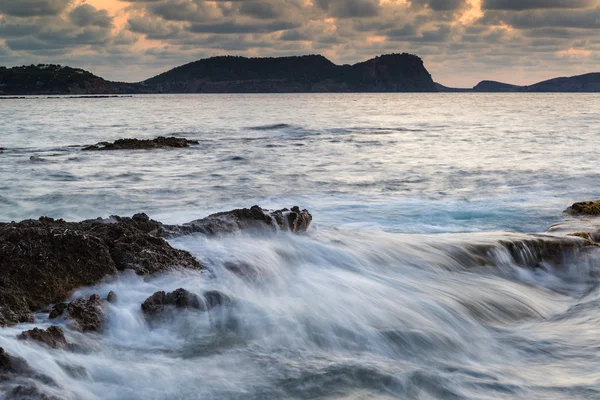 Východ slunce nad skalnatým pobřežím na které meditarranean moře krajina s — Stock fotografie