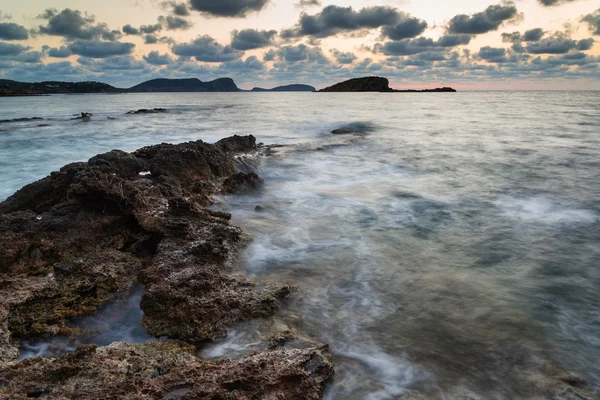 Východ slunce nad skalnatým pobřežím na které meditarranean moře krajina s — Stock fotografie