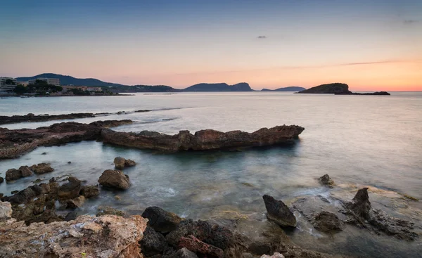 Nascer do sol sobre a costa rochosa na paisagem do Mar Mediterrâneo em S — Fotografia de Stock