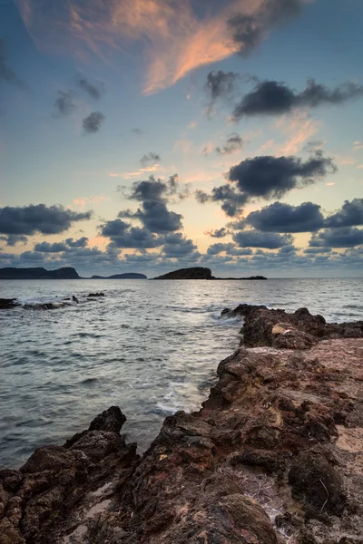 Sunrise over rocky coastline on Meditarranean Sea landscape in S — Stock Photo, Image