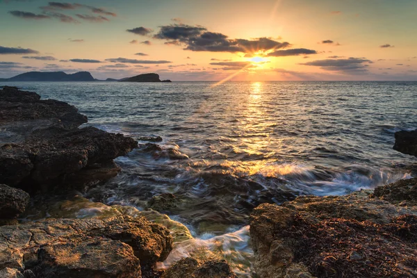 Sunrise over rocky coastline on Meditarranean Sea landscape in S — Stock Photo, Image