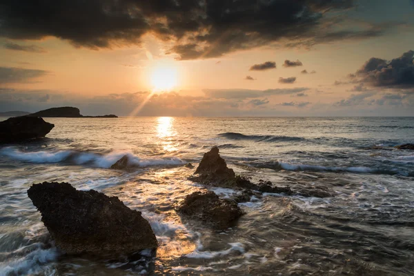 Matahari terbit di atas garis pantai berbatu pada lanskap Laut Meditarranean di S — Stok Foto