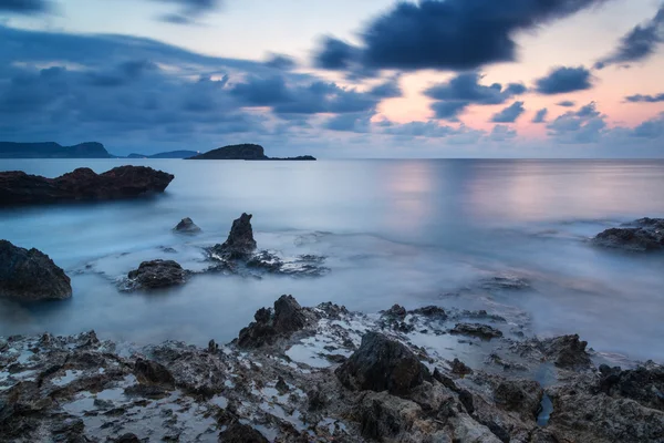 Nascer do sol sobre a costa rochosa na paisagem do Mar Mediterrâneo em S — Fotografia de Stock