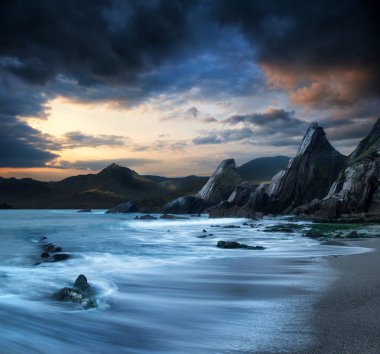 dağlar ve deniz günbatımı güzel manzara