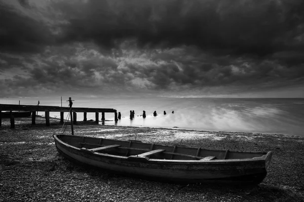 Viejos botes de remos en decadencia en la orilla del lago con cielo tormentoso —  Fotos de Stock
