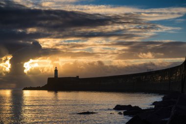 lightho ile sakin su okyanus üzerinde güzel canlı gündoğumu gökyüzü