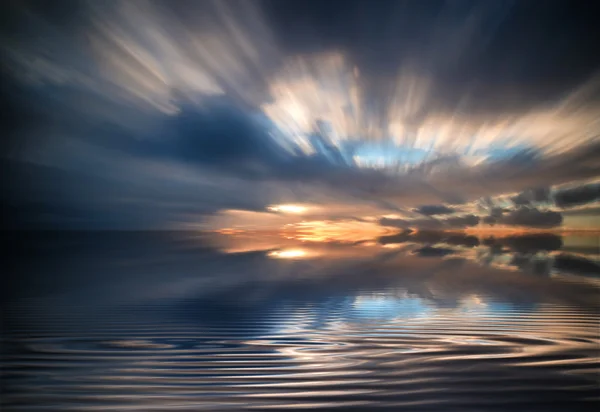 Hermosa puesta de sol larga exposición imagen sobre el océano — Foto de Stock