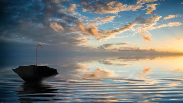 Paraguas boca abajo flotando en el impresionante cielo del atardecer de invierno refl —  Fotos de Stock