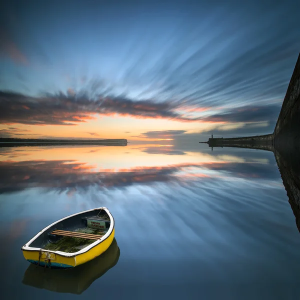 Jeden člun plující bez vody během východu slunce nad mořem se světlem — Stock fotografie