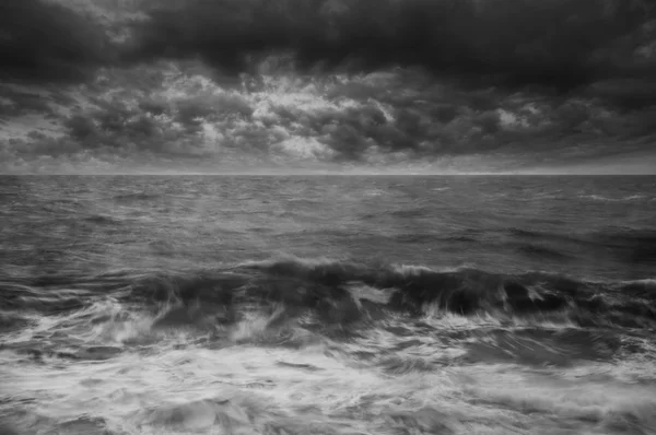 喜怒无常的海景的波浪在暴风雨天气的冬天的天空下 — 图库照片