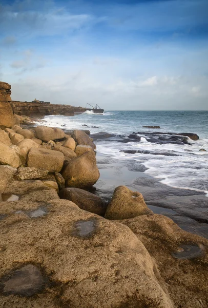 景观的岩石上的海浪，在美丽的冬天 — 图库照片