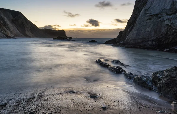 Playa amanecer paisaje con olas de larga exposición movimiento — Foto de Stock