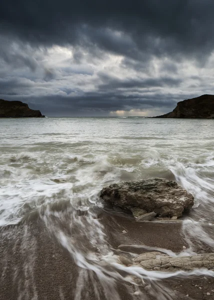 Paisaje de tormenta marina acercándose a la playa con rocas en primer plano —  Fotos de Stock