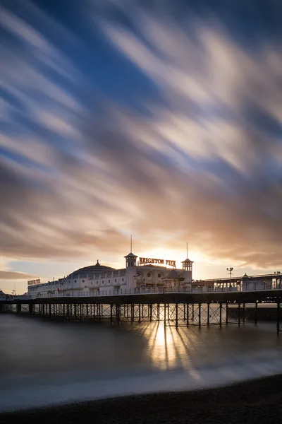 Brighton pier kış günbatımı uzun pozlama. — Stok fotoğraf