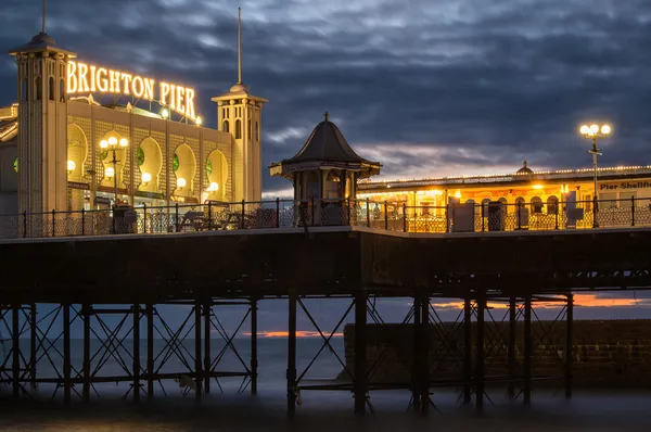 Pôr-do-sol de inverno sobre o cais vitoriano em Brighton . — Fotografia de Stock