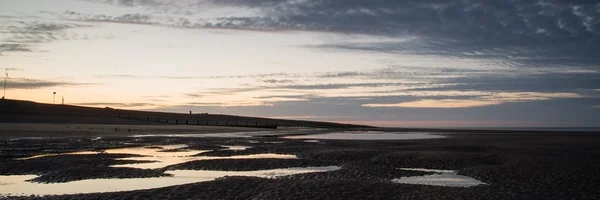 Vacker soluppgång panorama landskap återspeglas i pooler på stranden — Stockfoto