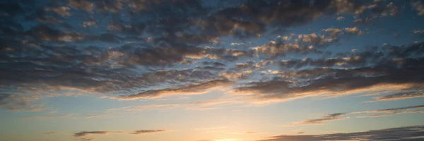 Hermoso panorama amanecer cielo azul — Foto de Stock