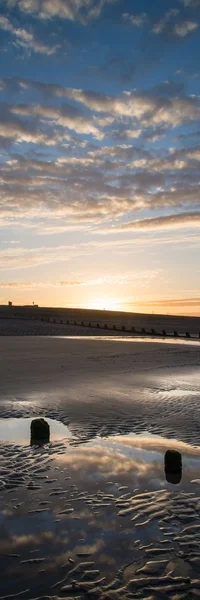 Schöne Sonnenaufgang vertikale Panoramalandschaft, die sich in Pools widerspiegelt — Stockfoto