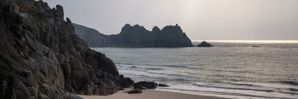 Panorama paisaje de costa rocosa al amanecer — Foto de Stock