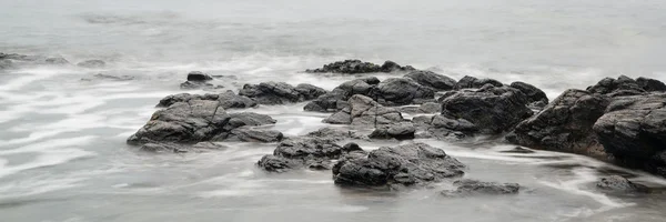 Panorama paisaje de costa rocosa al amanecer —  Fotos de Stock