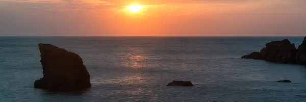 Panorama manzara hareketli günbatımı kayalık sahil şeridi üzerinde — Stok fotoğraf