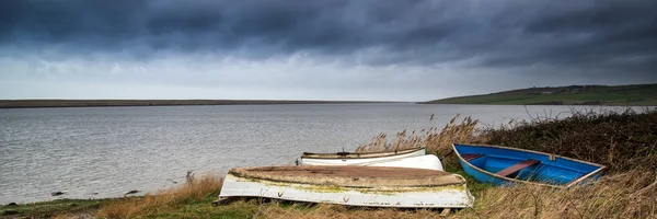 Panorama paesaggio di barche abbandonate sulla riva della laguna con dr — Foto Stock
