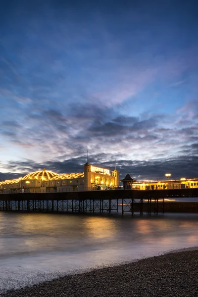 Inverno tramonto lunga esposizione sul molo di Brighton . — Foto Stock