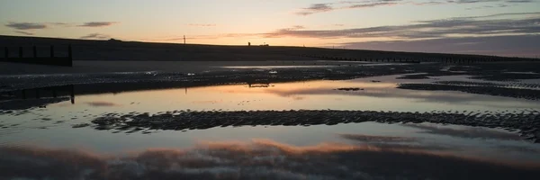 Bellissimo panorama all'alba che si riflette nelle piscine sulla spiaggia — Foto Stock