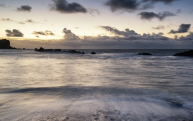 uzun pozlama dalgaların hareketi, plaj gündoğumu yatay