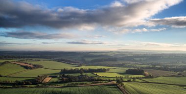 kırsal manzara üzerinde çarpıcı sonbahar sabahı panorama