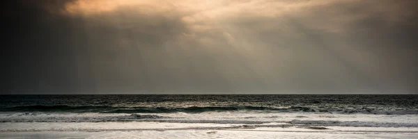 잔잔한 바다에서 일몰에 태양 광선의 파노라마 풍경 이미지 — 스톡 사진