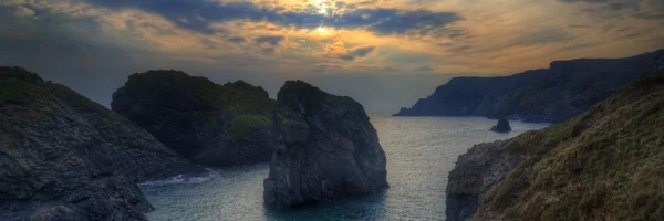Panorama paisagem de costa rochosa ao pôr do sol — Fotografia de Stock
