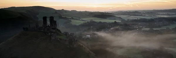 Panorama landschap van middeleeuwse kasteel in mistige zonsopgang ochtend — Stockfoto