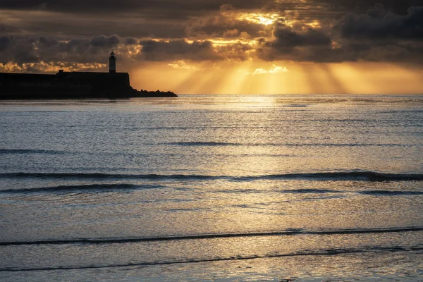 Lightho ile sakin su okyanus üzerinde güzel canlı gündoğumu gökyüzü — Stok fotoğraf