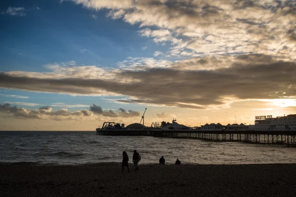 Wintersonnenuntergang über der Viktorianischen Seebrücke in Brighton. — Stockfoto