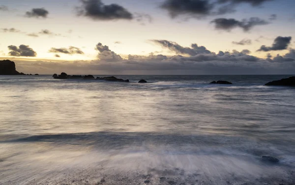 Uzun pozlama dalgaların hareketi, plaj gündoğumu yatay — Stok fotoğraf