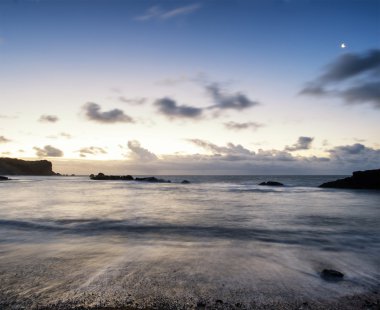 uzun pozlama dalgaların hareketi, plaj gündoğumu yatay