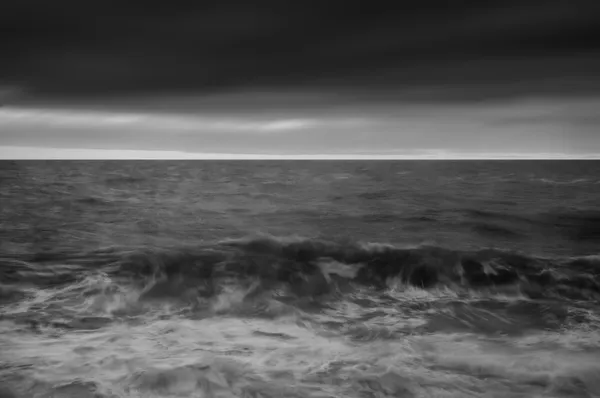 Náladový seascape vlny tříštící se v bouřlivé zimní obloha — Stock fotografie