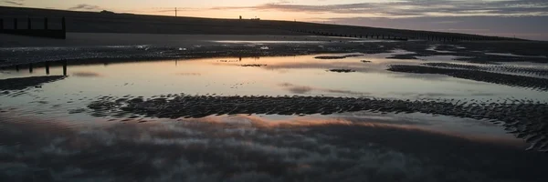 Bellissimo panorama all'alba che si riflette nelle piscine sulla spiaggia — Foto Stock