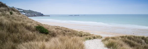 Panorama landskap över gräsbevuxna sanddynerna på stranden — Stockfoto