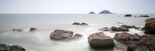 Panorama paesaggio di costa rocciosa all'alba — Foto Stock