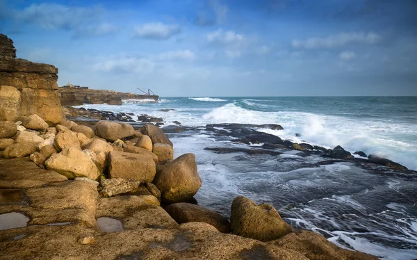 Vågorna kraschar på stenar under vackra vinter landskap — Stockfoto