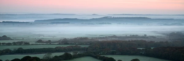 Panorama nebbioso paesaggio di campagna alba vibrante — Foto Stock
