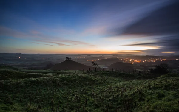 Lindos amanhecer paisagem de colinas com vista brilhante l — Fotografia de Stock